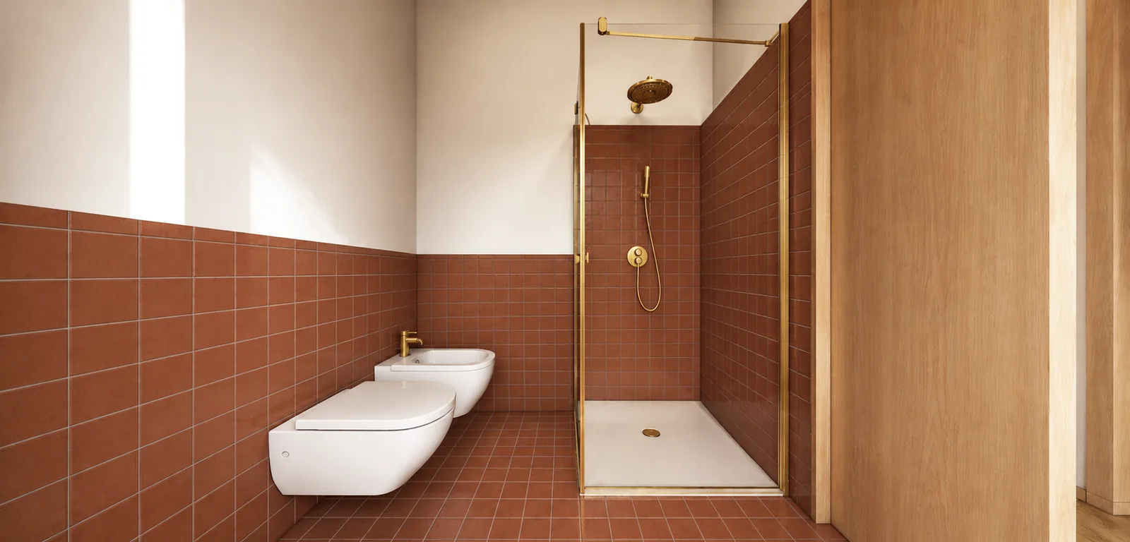 Bagno versione Legno: piastrelle color cotto e rubinetteria in ottone