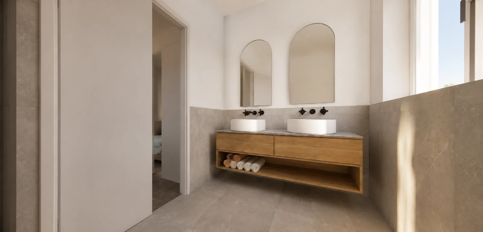 Bagno con doppio lavabo su mobile in legno e specchi ad arco